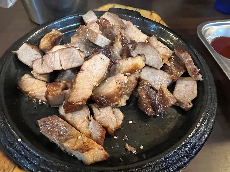 뜨겁게 구워져 나오는 닭살부부의 목살 구이