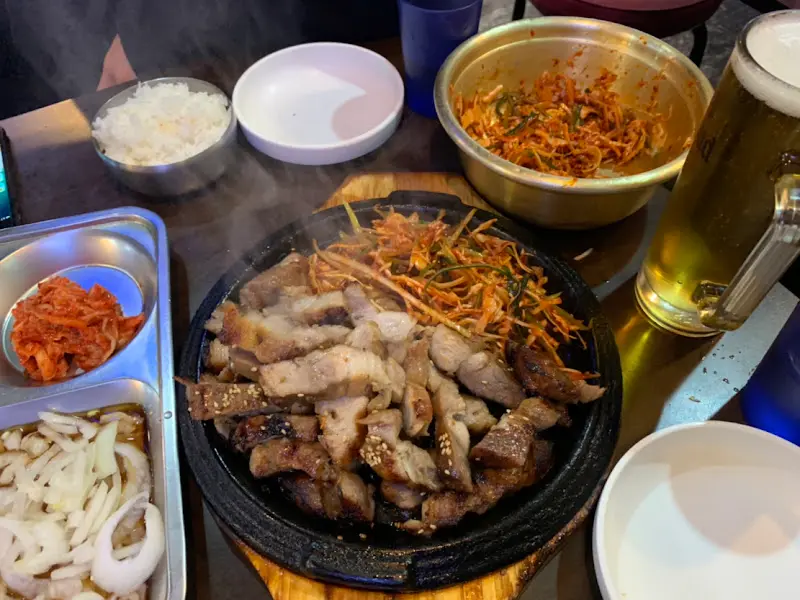 목살 구이와 함께 푸짐하게 차려진 한 상