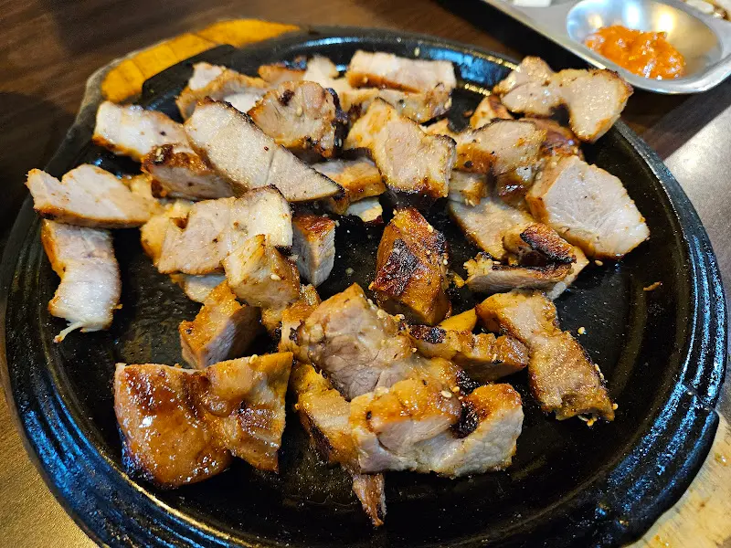 노릇하게 구워진 닭살부부의 목살 구이