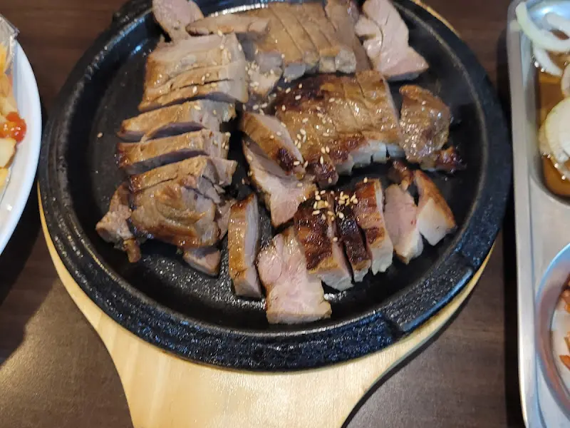 잘 구워진 목살, 윤기가 좌르르 흐른다