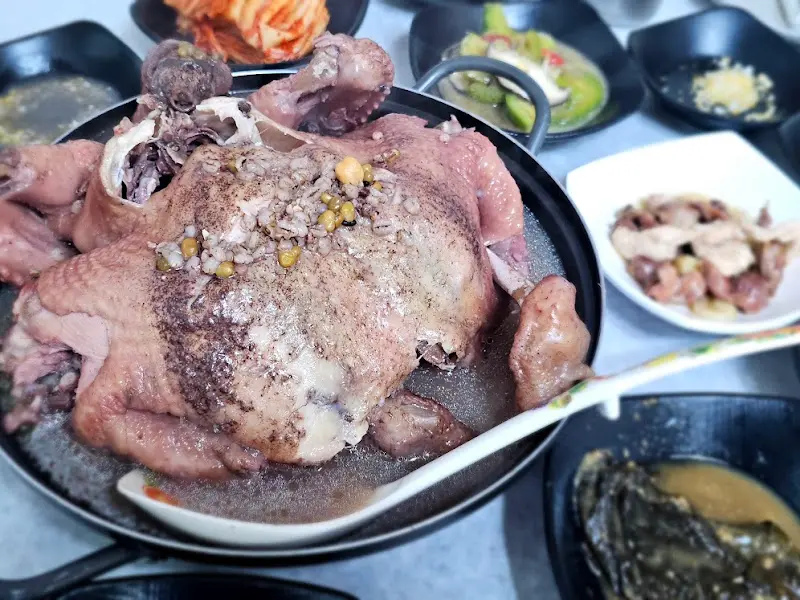 녹두가 듬뿍 뿌려진 백숙