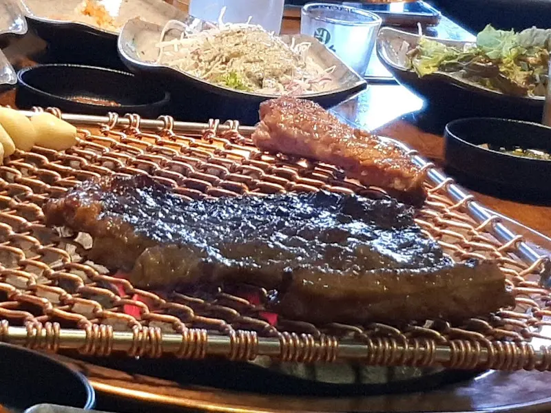불판 위에 올려진 돼지갈비