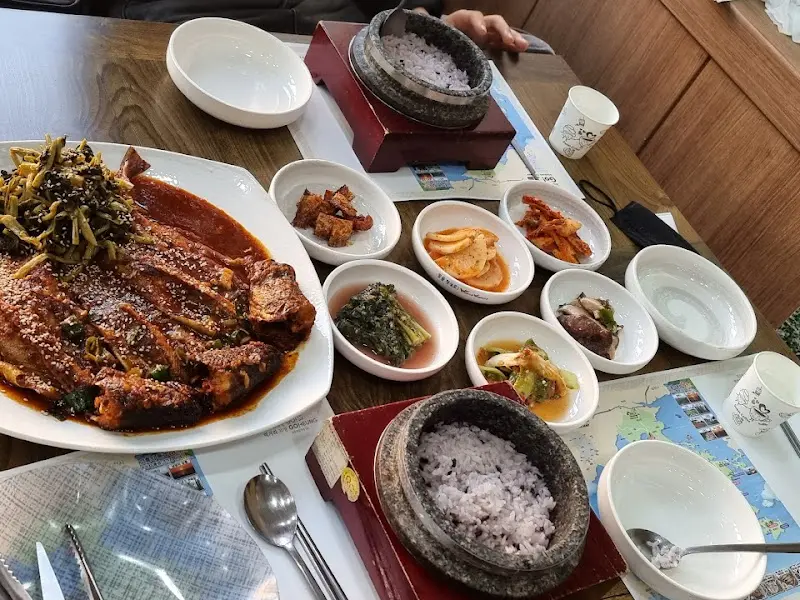 돌솥밥 뚜껑이 덮인 사진