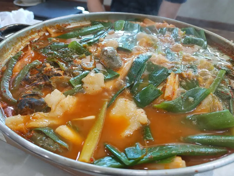 푸짐하게 끓고 있는 매운탕