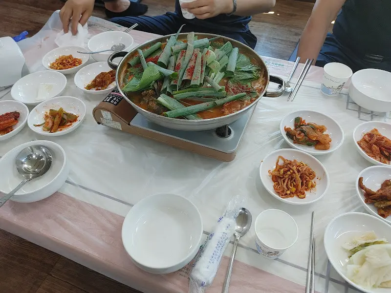 한 상 가득 차려진 쏘가리회와 매운탕