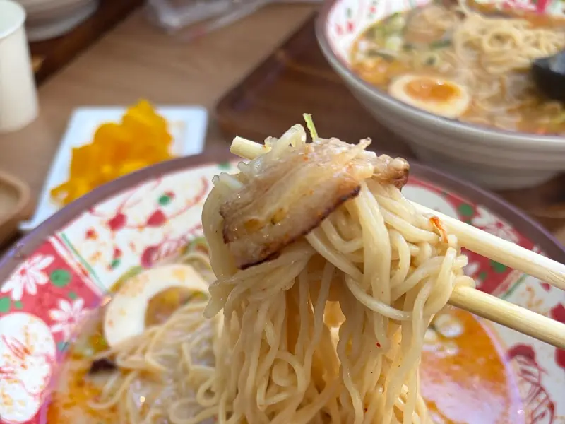 젓가락으로 면을 들어올린 모습