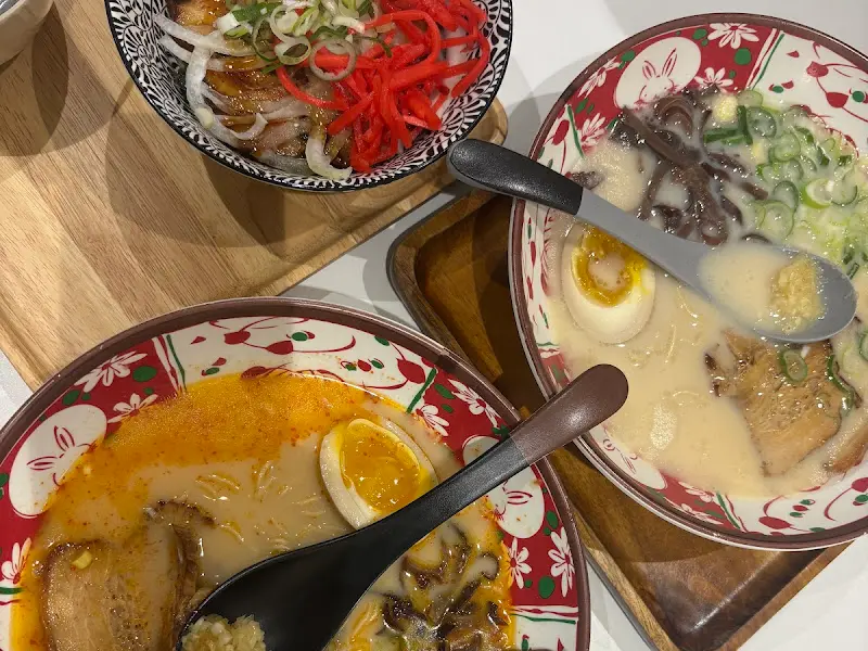 테이블 위에 놓인 라멘과 차슈동