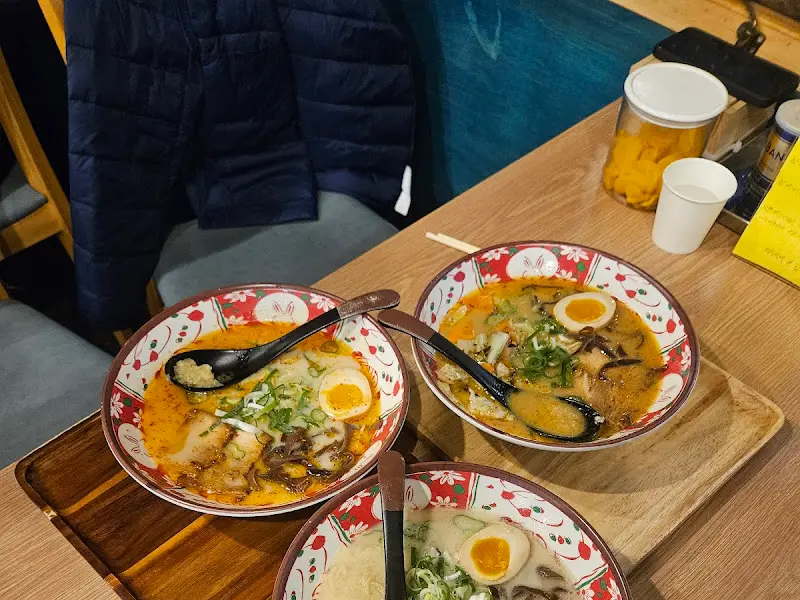 테이블에 놓인 라멘 두 그릇