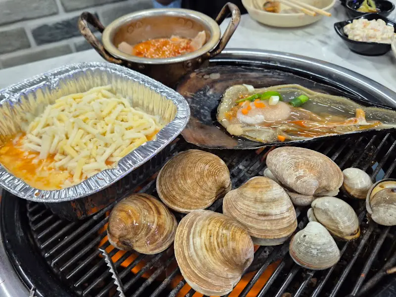 불판 위에서 익어가는 조개들