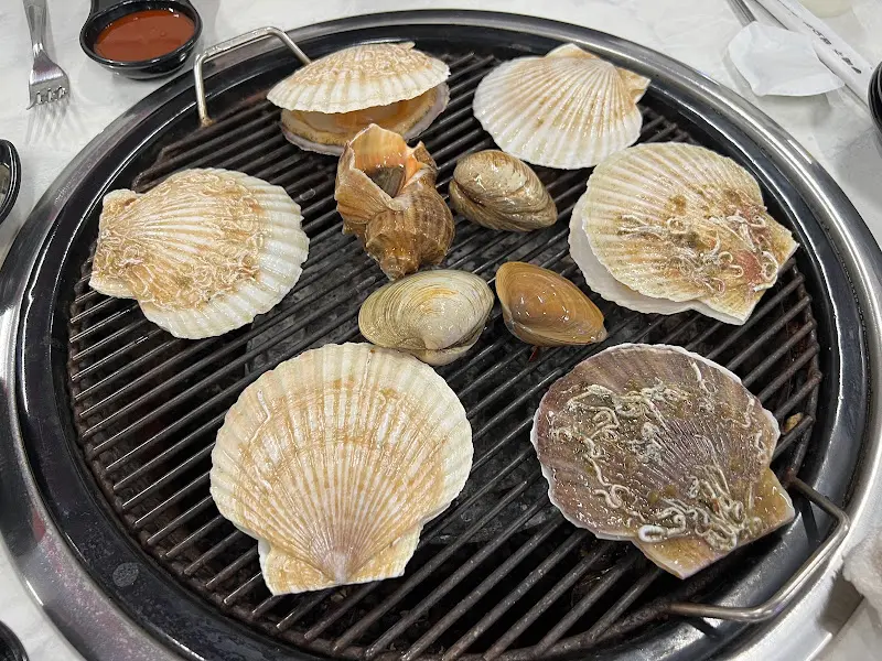 다양한 조개들이 구워지기를 기다리고 있다