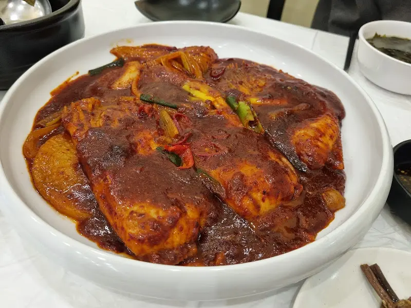 매콤한 양념이 돋보이는 가오리찜