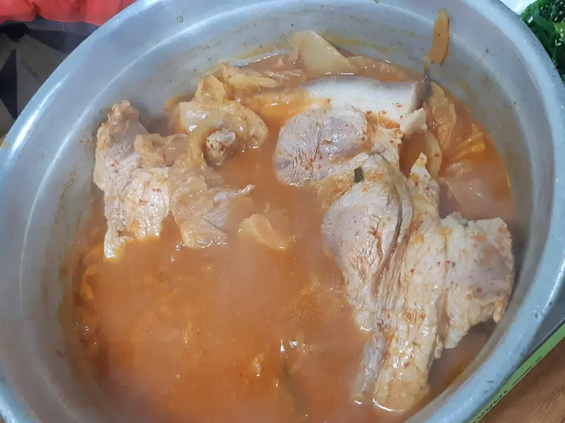 김치찜 속 돼지고기