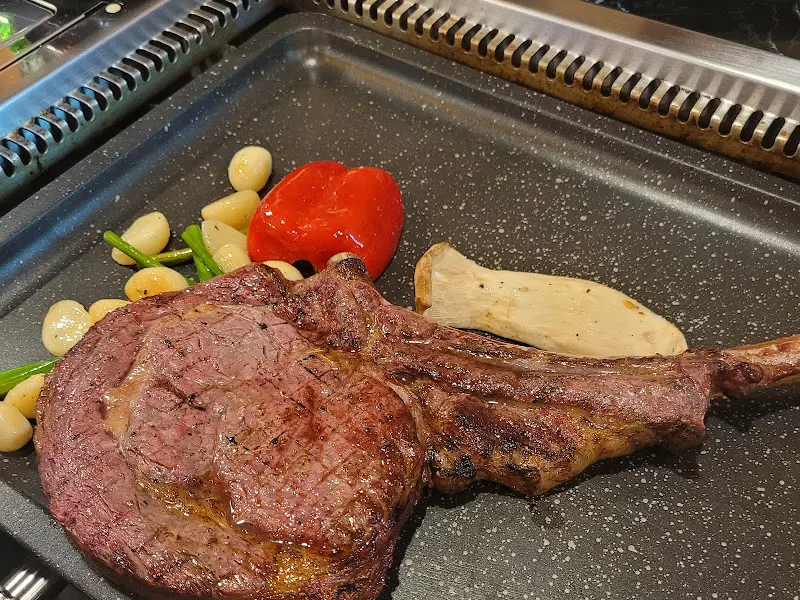 초벌된 우대갈비와 양갈비가 불판 위에서 맛있게 익어가는 모습