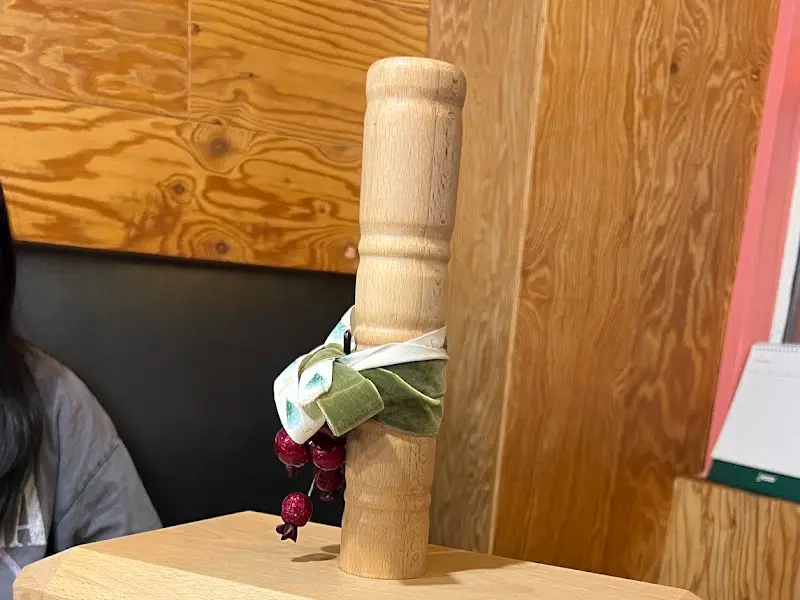 테이블 위에 놓인 나무 망치