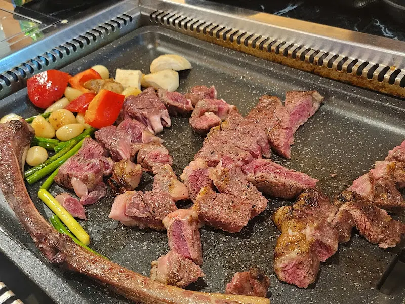 잘 익은 우대갈비를 먹기 좋게 잘라놓은 모습