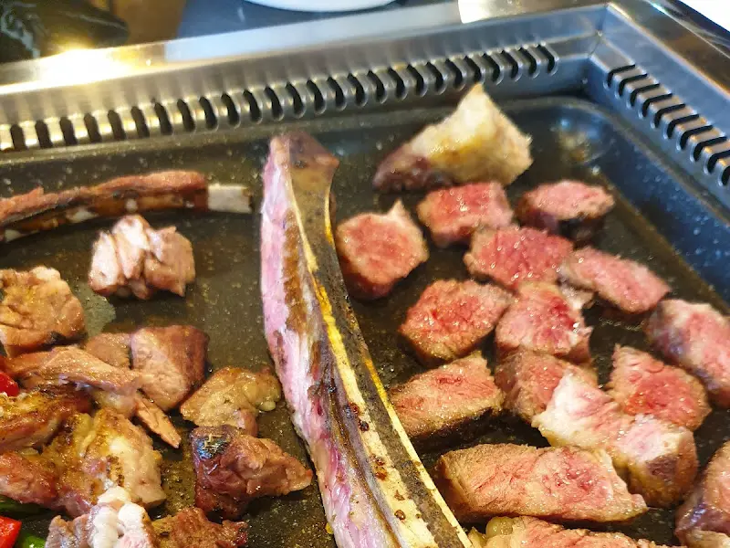 불판위의 고기들