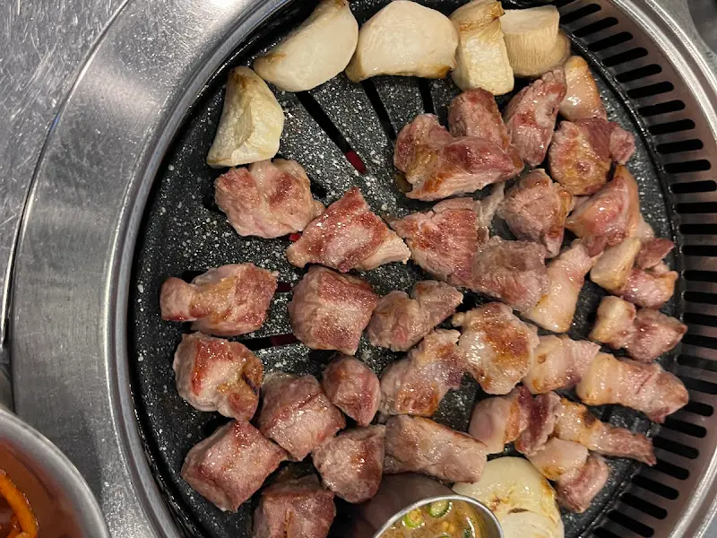 숯불 위에서 맛있게 익어가는 흑돼지