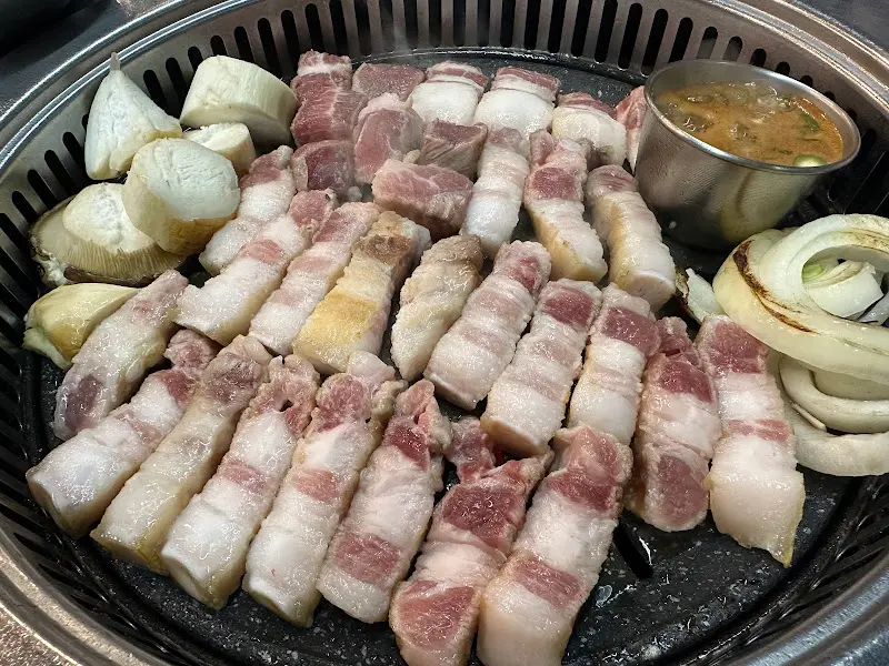 불판 가득한 흑돼지 오겹살