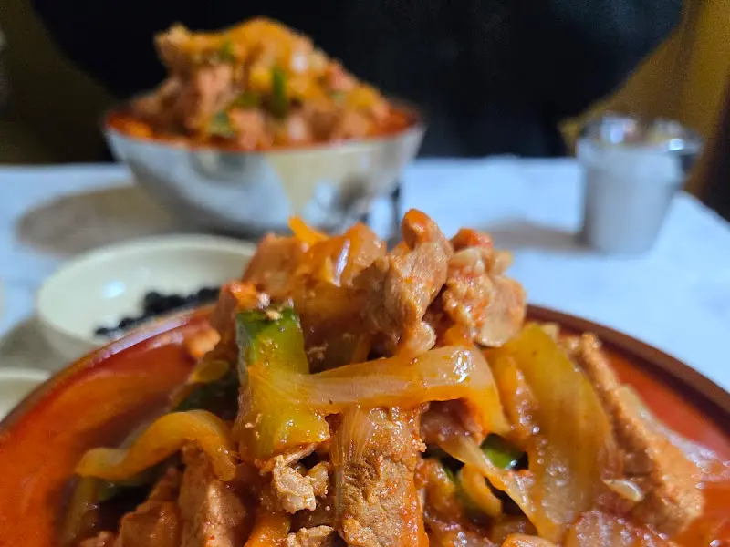 테이블 위에 놓인 애호박 국밥