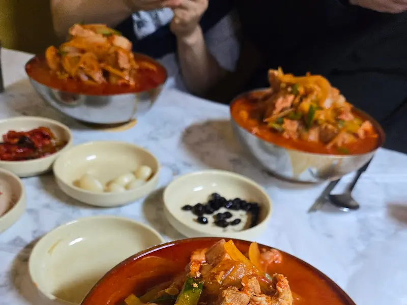 애호박 국밥을 즐기는 사람들