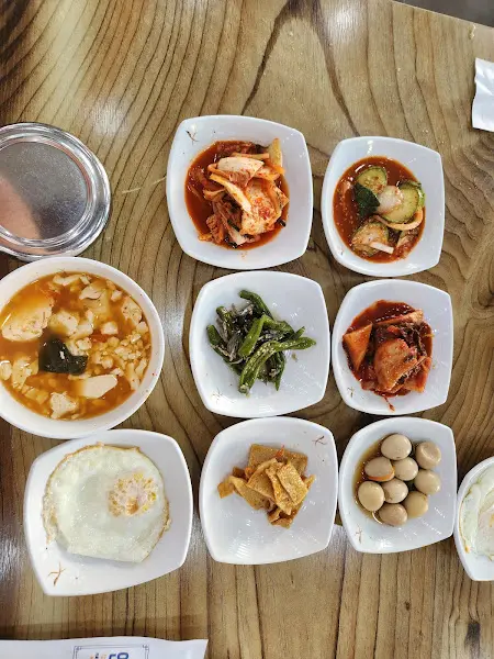 다채로운 반찬들의 향연