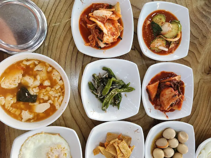 정갈하게 담긴 반찬들