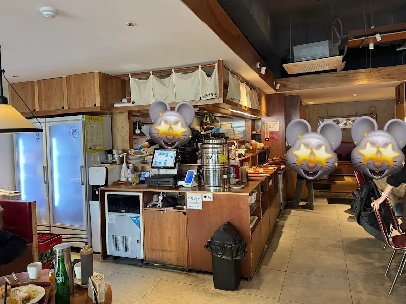 깔끔하게 정돈된 주방과 카운터 모습