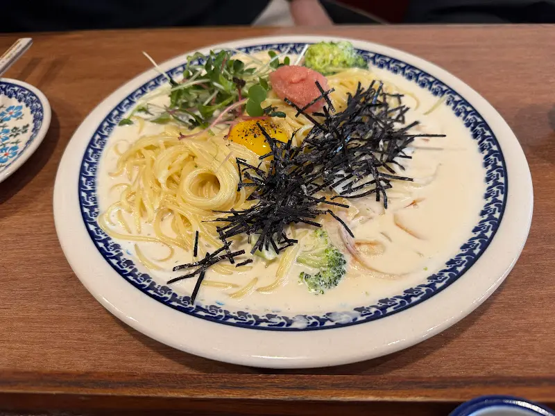 크림 소스에 해초가 곁들여진 파스타