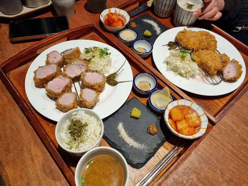 안심 카츠와 등심 카츠를 한 상에 담아놓은 모습