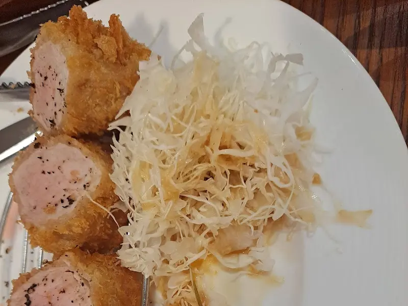 두툼한 통 치즈 커틀릿과 샐러드