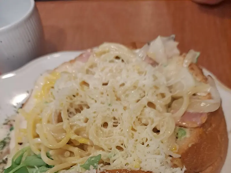 빵 속에 담겨 나오는 크림 파스타