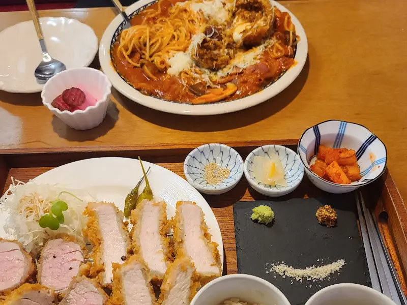 정갈하게 차려진 안심 카츠와 매콤 해물 빠쉐 파스타 한 상