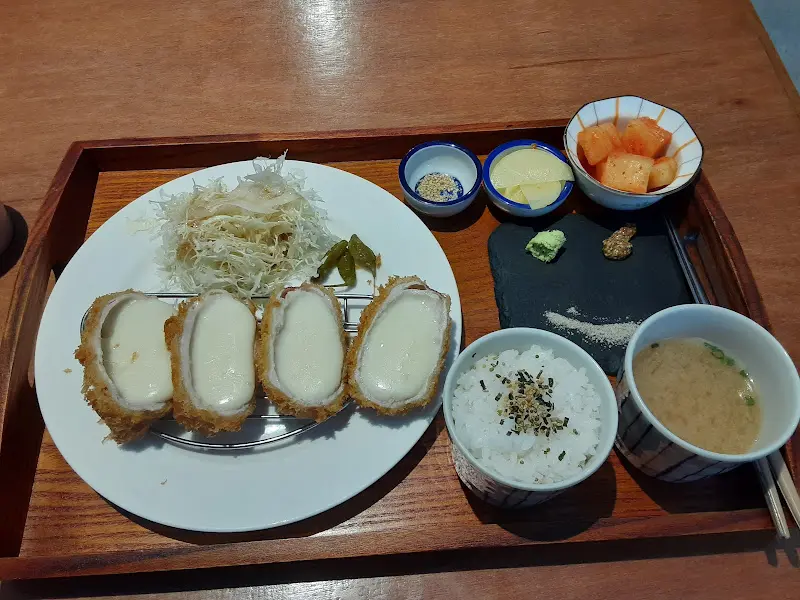 촉촉한 육즙을 자랑하는 안심 카츠 단면