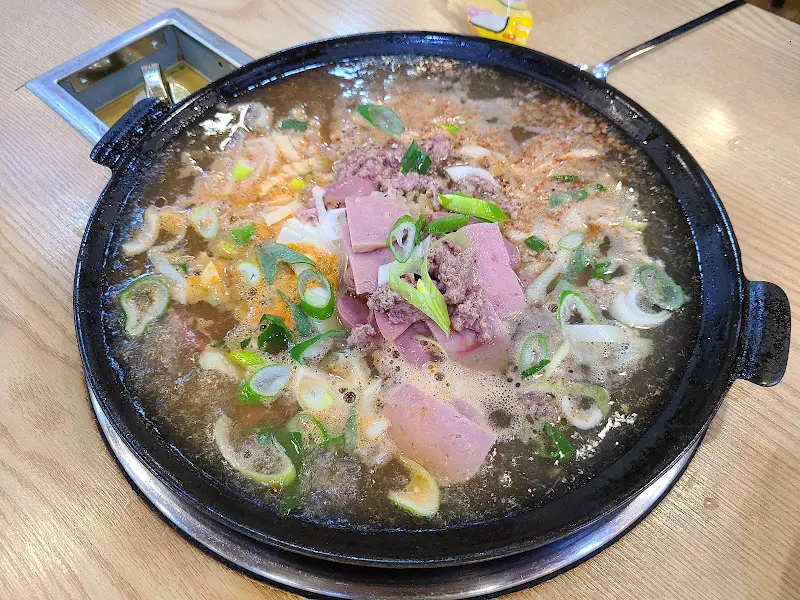 끓기 전 부대찌개의 모습