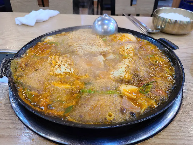 라면 사리를 넣고 끓인 후의 부대찌개