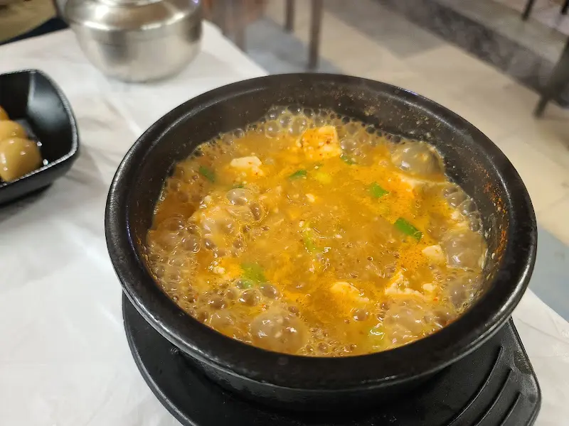 뚝배기에 담겨 보글보글 끓고 있는 청국장의 모습