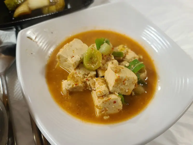 네모난 접시에 담긴 슴슴한 두부조림의 모습