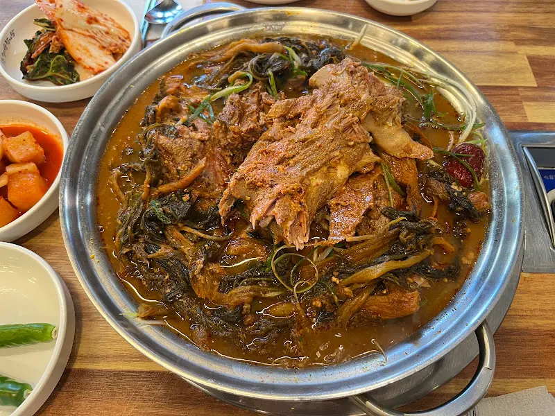 푸짐한 감자탕 한 상 차림