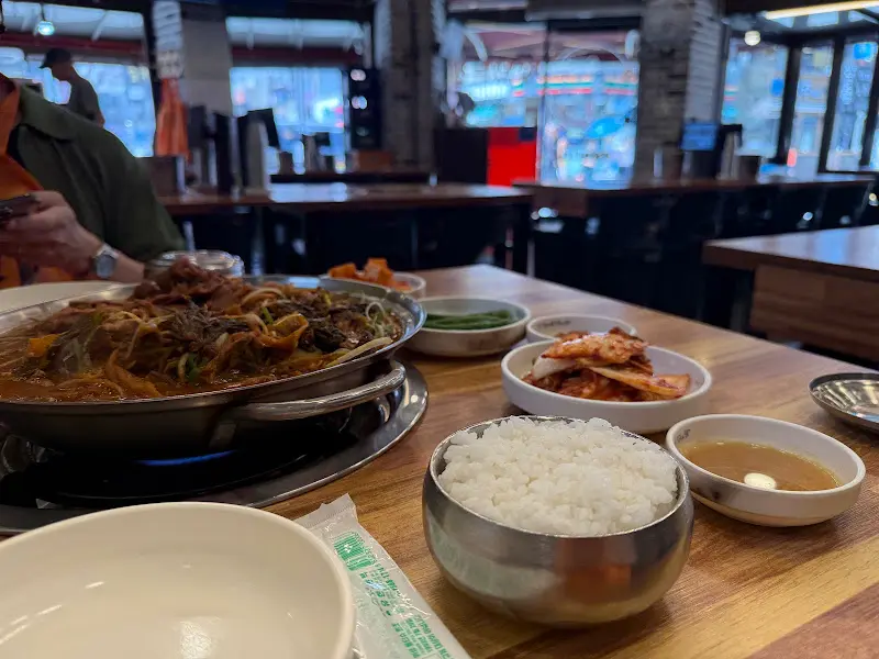 감자탕과 함께 차려진 테이블