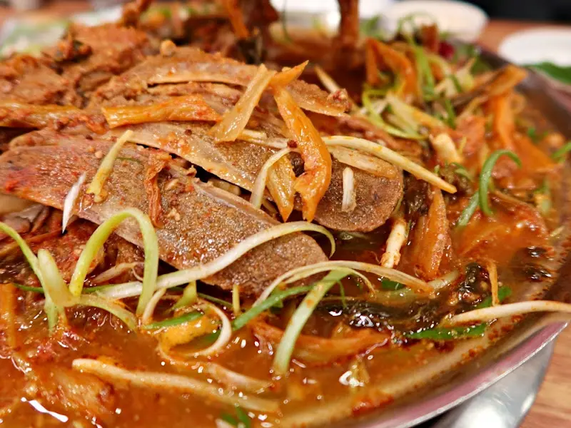 맛있게 끓고 있는 감자탕