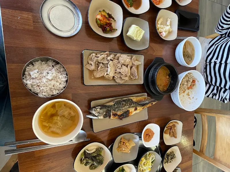 한상 가득 차려진 청보리정식