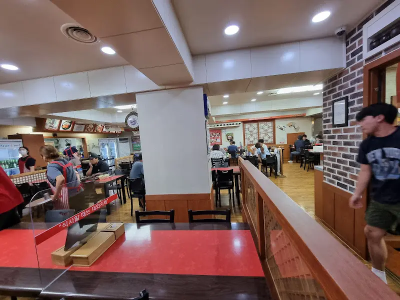 넓은 매장 내부