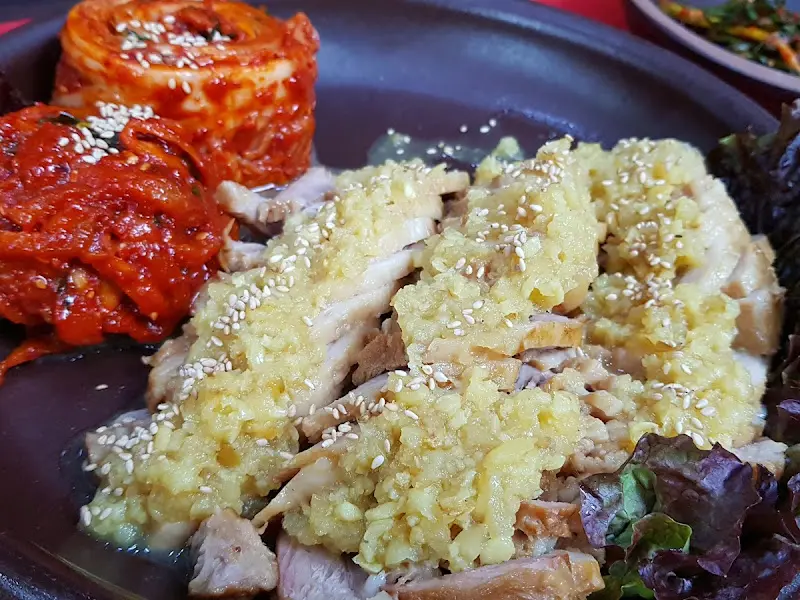 마늘 보쌈과 김치의 환상적인 조합