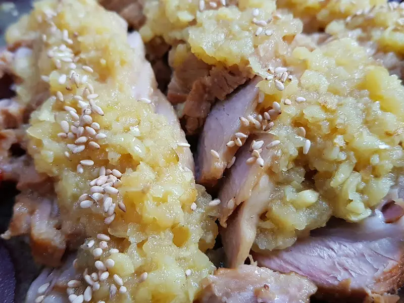 마늘 소스가 듬뿍 올려진 마늘보쌈