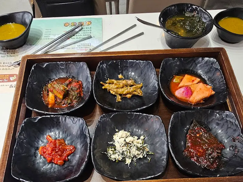 정갈하게 차려진 반찬 트레이