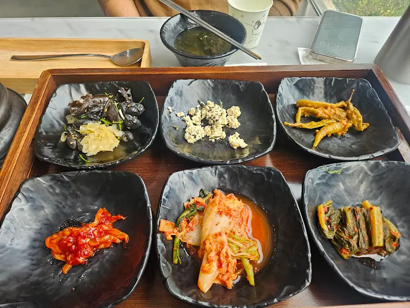 다채로운 반찬들