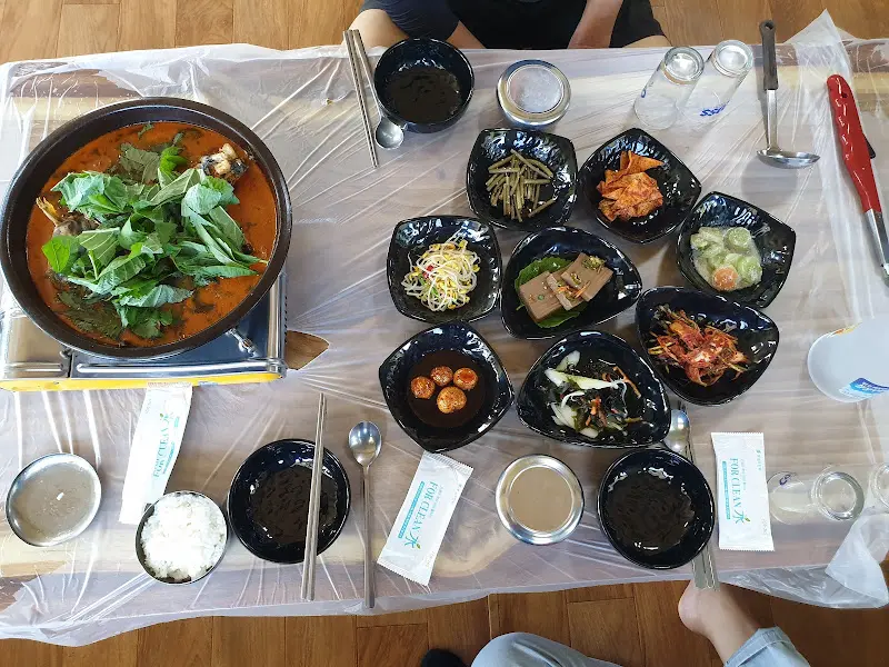 푸짐하게 차려진 닭볶음탕 한 상