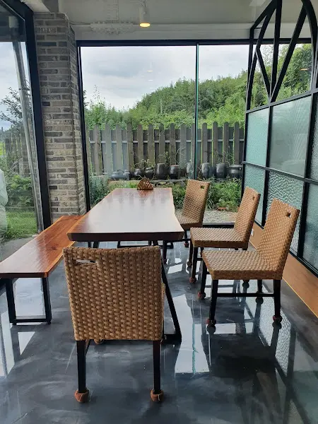 창밖 풍경이 아름다운 식당 내부