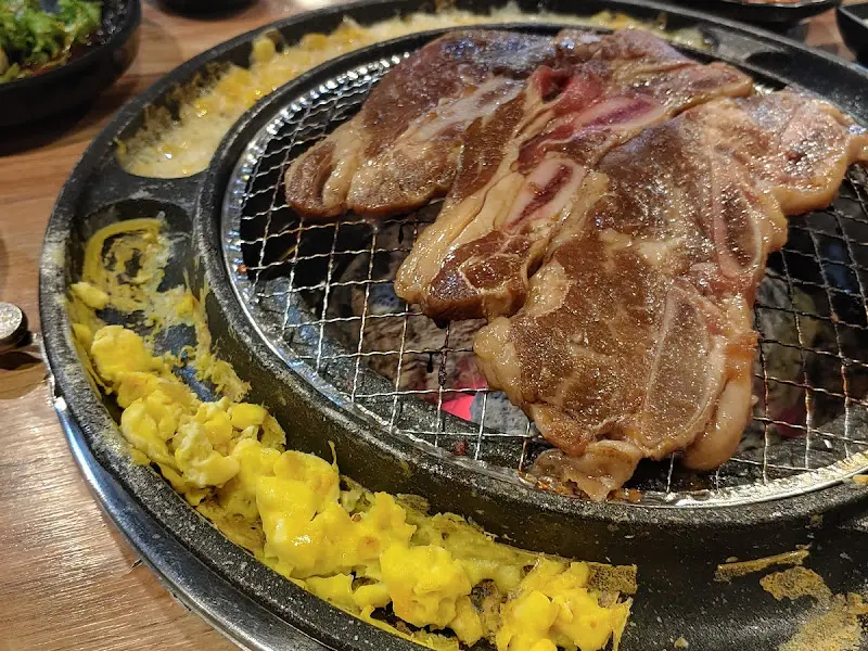 불판 위의 뭉텅갈비