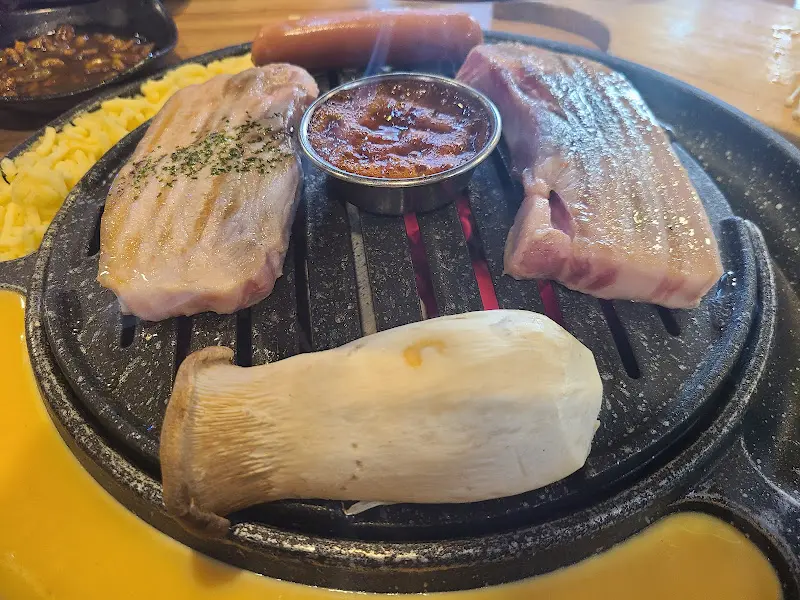 불판 위의 돼지갈비와 버섯, 소세지